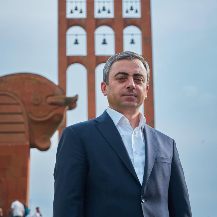 Բան չեն գտել, գնացել հասել են 91 թիվ՝ պապուս ձեռք բերած կովերին. Իշխան Սաղաթելյանը՝ իր տան խուզարկության մասին