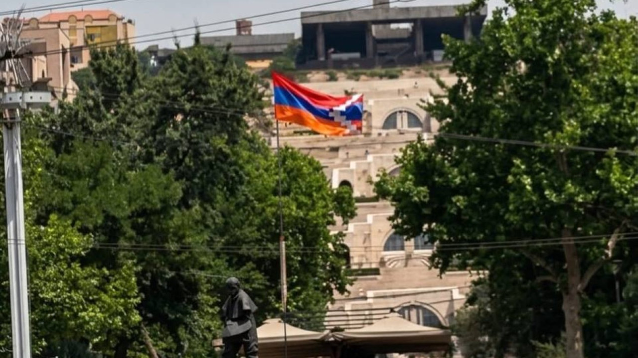 Երևանում կատաղի մարտեր են ընթանում Արցախի դրոշի դեմ