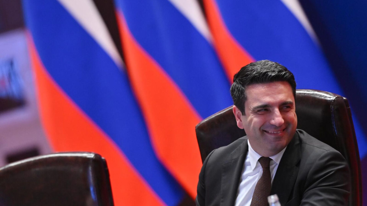 Ալեն Սիմոնյանը հեռանալուց առաջ ևս մեկ անգամ պարգևավճար է բաժանել