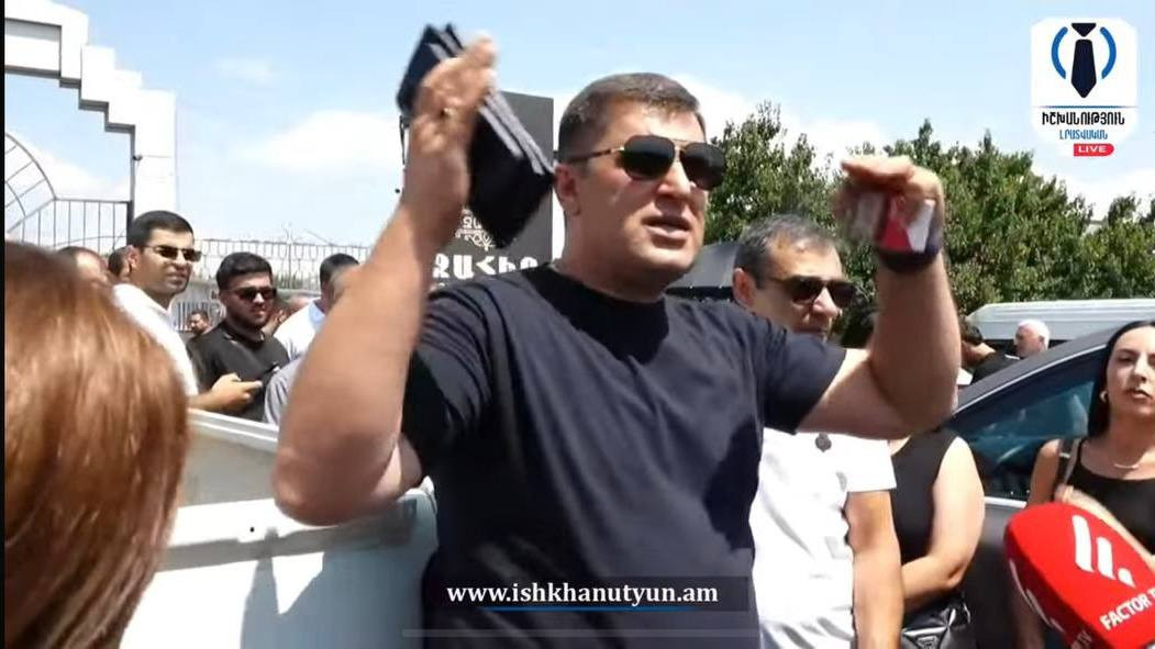 «Ի՞նչ անենք՝ չաշխատե՞նք, գնա՞նք փող մուրանք». Առինջ Մոլի աշխատակից