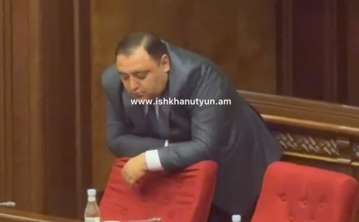 ՔՊ-ական պատգամավոր Կարեն Համբարձումյանը կանգնած քնել է