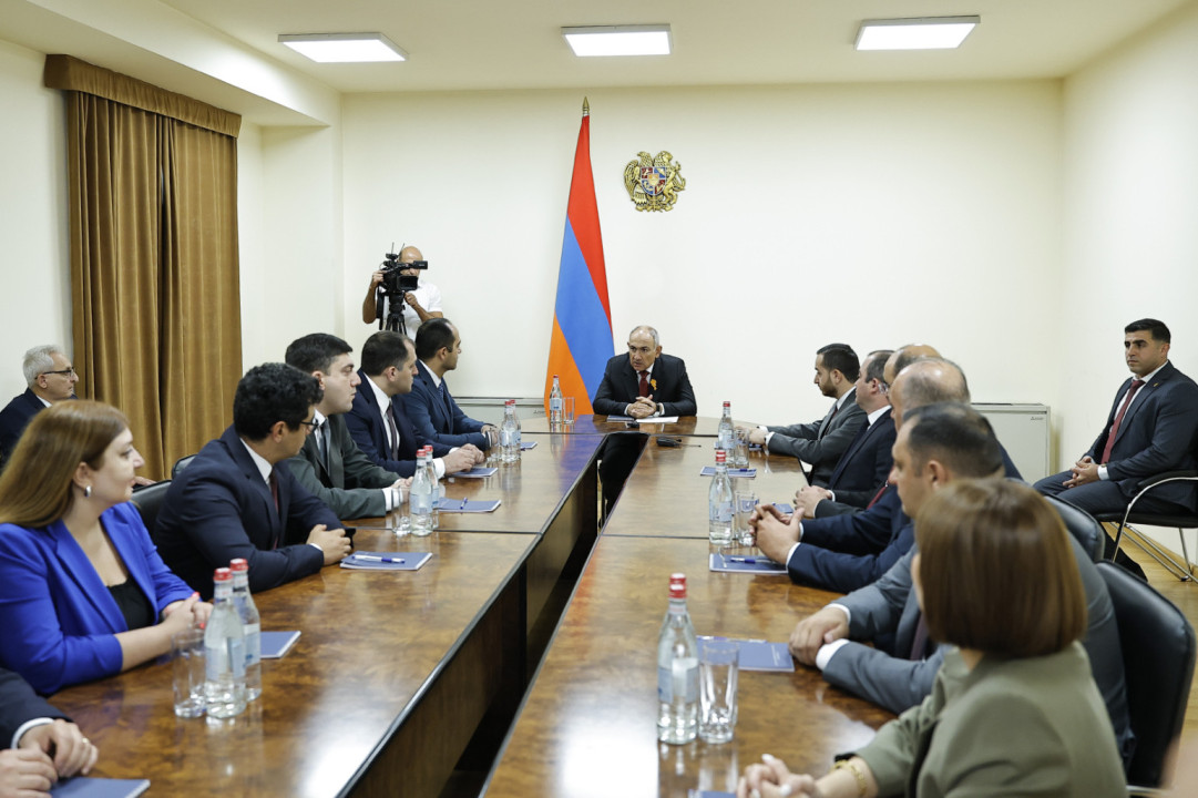 Փաշինյանը ԲՏԱ նախարարության աշխատակազմին է ներկայացրել նորանշանակ նախարար Դավիթ Թադևոսյանին