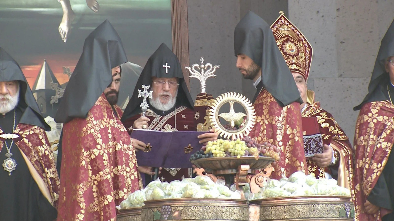 Մեր կյանքը դառնա պտղաբեր, բարությամբ ու բարիքներով. Կաթողիկոսը կատարել է խաղողի օրհնության կարգը