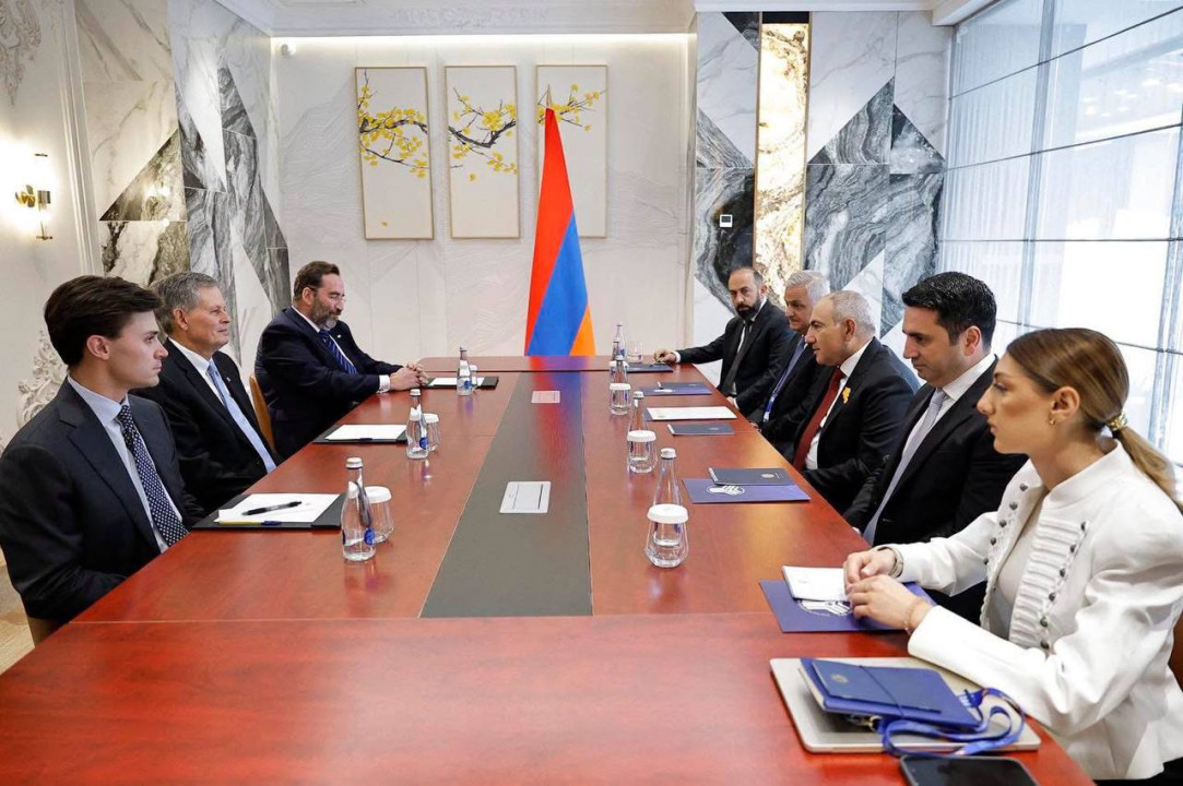 Փաշինյանը Բիշքեկում հանդիպել է ԱՄՆ սենատոր Սթիվ Դեյնզի գլխավորած պատվիրակության հետ