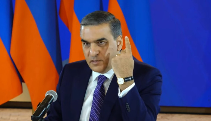 «Ես լինեմ երկրի վարչապետ ու մի պաշտոնյա քաղաքացու նկատմամբ իրեն լավ չպահի, վիզը կպ****»․ Արման Թաթոյան