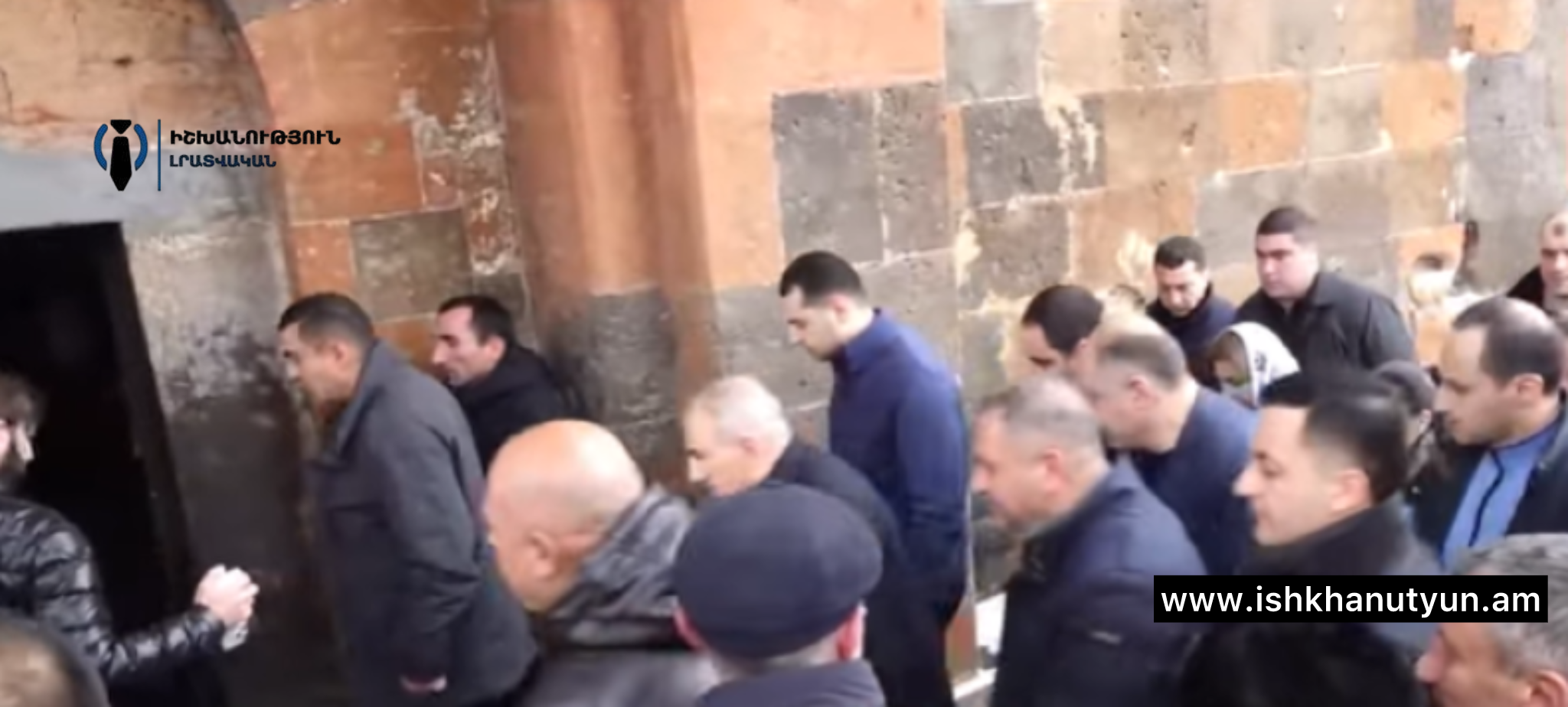 Փաշինյանը մի խումբ թիմակիցների հետ ժամանեց Գառնիի Սուրբ Աստվածածին եկեղեցի