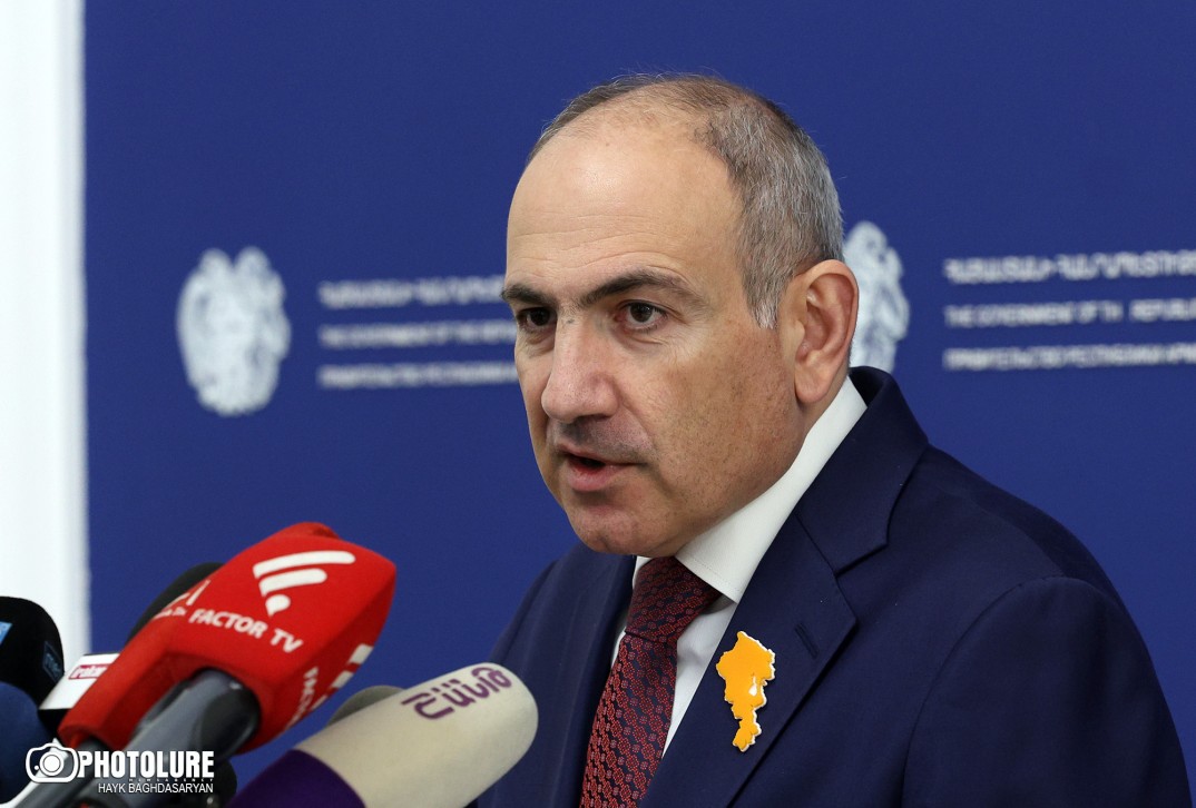 Հայաստանի և Ադրբեջանի ԶՈՒ ներկայացուցիչները սահմանին ծառայություն են իրականացնում ինքնաձիգների պահունակները ոչ թե ինքնաձիգների, այլ՝ պայուսակների մեջ դրած. Փաշինյան