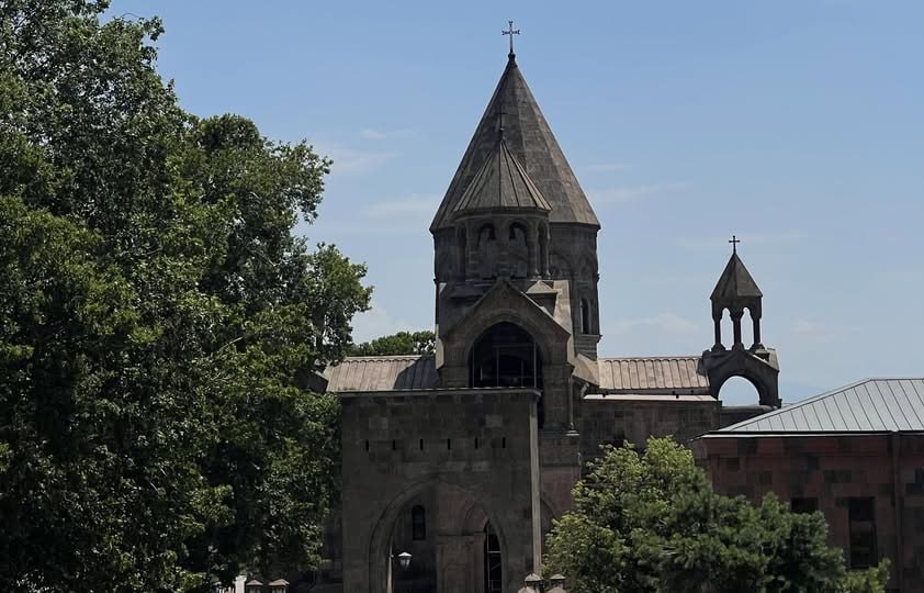 Դեռևս զերծ մնալով խիստ միջոցների կիրառումից՝ Մայր Աթոռը հորդորում է կանոնախախտ եպիսկոպոսներին դադարեցնել իրենց խոտոր ընթացքը և կեղծ ու մտացածին բովանդակությամբ հրապարակային ելույթները, վերադառնալ կանոնական դաշտ