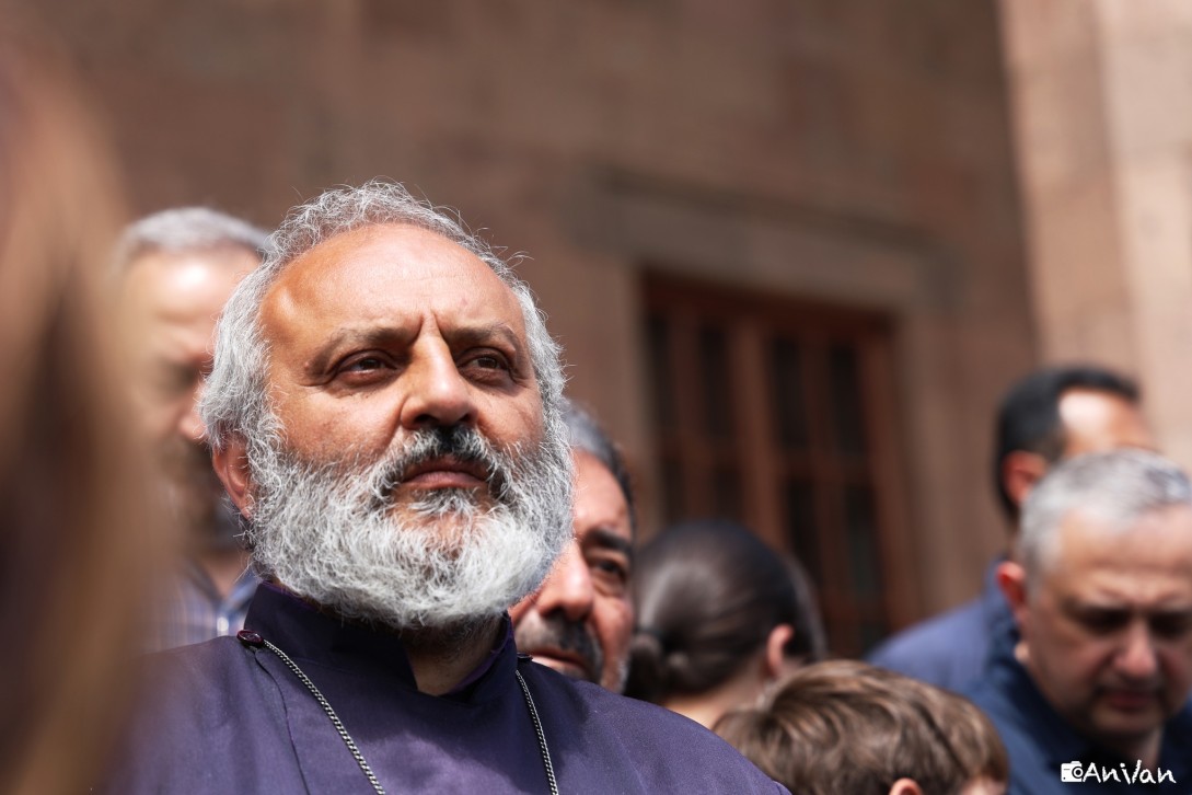 Ի՞նչ է պահանջում դատախազությունը Բագրատ Սրբազանից՝ վերադառնալ Հայաստան